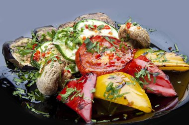 Siyah arka planda ızgara sebze.