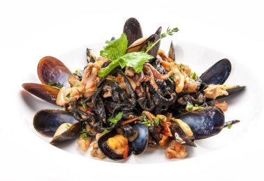 Tagliolini. Baharatlı soslu deniz mahsullü makarna.