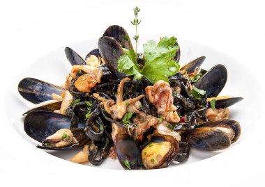 Tagliolini. Baharatlı soslu deniz mahsullü makarna.