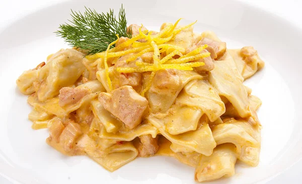 Pasta con salmón en salsa blanca — Foto de Stock