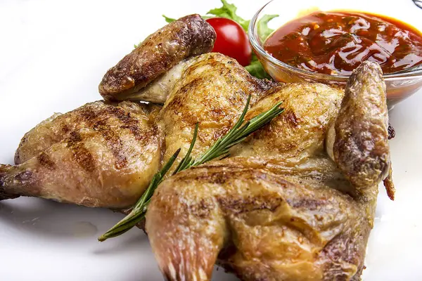 Grillezett sült sült csirke forró kolbásszal — Stock Fotó