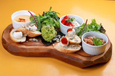 Lezzetli abur cuburlarla dolu. Guacamole, Dor mavisi patlıcan, paprikalı patlıcan püresi.