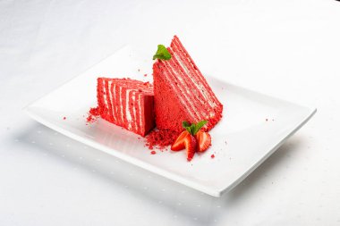 Beyaz tabakta çilekli ballı pasta.