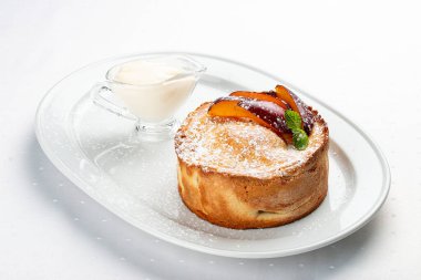 Kurabiye hamurundan yapılmış erikli ev yapımı turta..