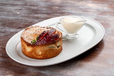 Kurabiye hamurundan yapılmış erikli ev yapımı turta..