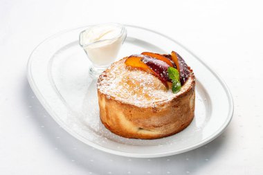 Kurabiye hamurundan yapılmış erikli ev yapımı turta..