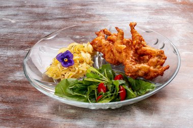 Kurbağa bacağı patates püresiyle çıtır çıtır. Klasik Rus yemeği.