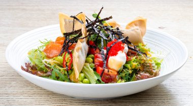Krem peynirli somon salatası, kabak turşusu, daikon, fasulye, tobiko havyarı ve mango acı biber sosu. Pan-Asya yemeği.