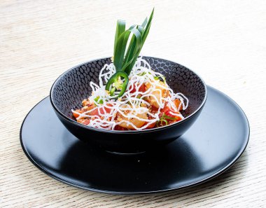 Kabuklu deniz tarağı, ton balığı, karides ve somon sashimi ile Chuka salatası ve Ponzu sosu. Pan-Asya yemeği.