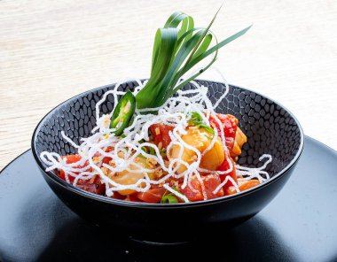 Kabuklu deniz tarağı, ton balığı, karides ve somon sashimi ile Chuka salatası ve Ponzu sosu. Pan-Asya yemeği.