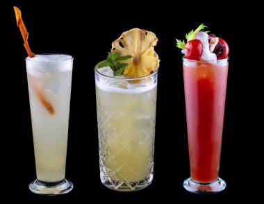 Siyah arka planda nefis orjinal kokteyller. Bloody Mary, ananas, elma şarabı..