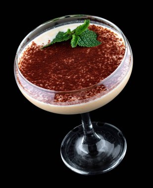 Kremalı ve çikolatalı enfes bir kokteyl. Koyu arkaplanda