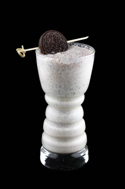 Koyu arkaplanda Oreo olan milkshake.