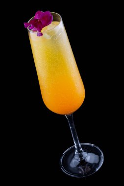 Şampanyayla nefis soğuk bir kokteyl ve koyu bir arka planda portakal suyu.