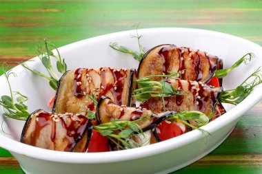 Unagi soslu patlıcan sebzeli dürüm. Renkli ahşap bir arka planda. Vejetaryen yemeği..