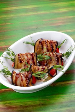 Unagi soslu patlıcan sebzeli dürüm. Renkli ahşap bir arka planda. Vejetaryen yemeği..