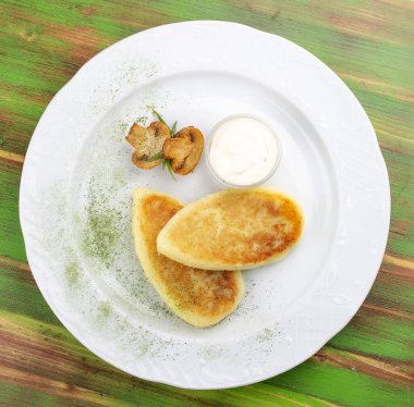 Ekşi kremalı patates ezmesi. Renkli ahşap bir arka planda. Vejetaryen yemeği..