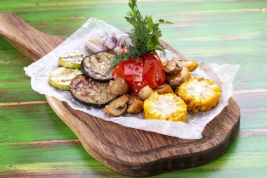 Izgara sebze: mısır, domates, patlıcan, kabak, biber ve mantar. Vejetaryen yemeği..