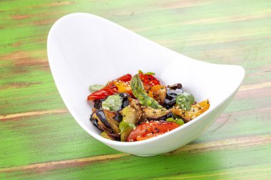 Unagi soslu sebzeli patlıcan Tempura. Vejetaryen yemeği..