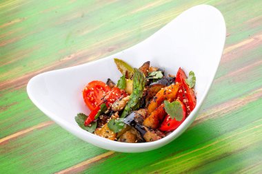 Unagi soslu sebzeli patlıcan Tempura. Vejetaryen yemeği..