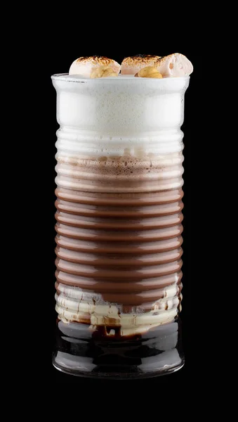 Gorący Napój Czarnym Tle Latte Mlekiem Kolorowymi Dodatkami Piankami — Zdjęcie stockowe