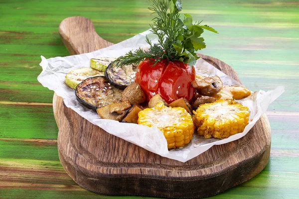 Grillezett Zöldségek Kukorica Paradicsom Padlizsán Cukkini Bors Gomba Vegetáriánus Étel — Stock Fotó