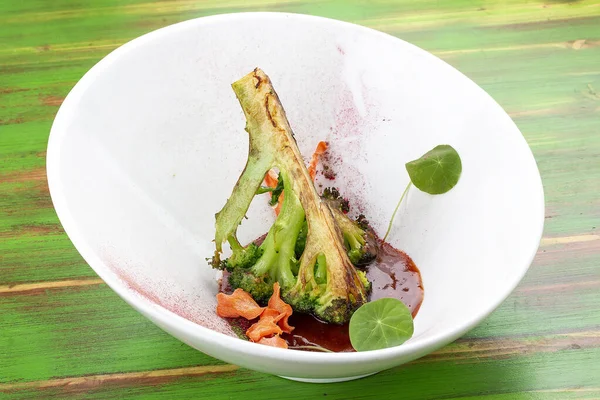 Brócoli Parrilla Con Salsa Pad Thai Sobre Fondo Madera Colores —  Fotos de Stock
