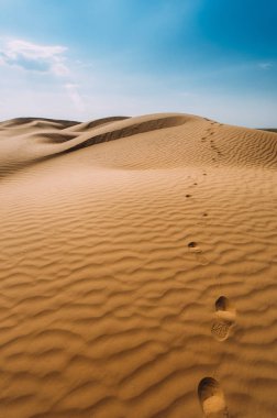 Çölde kumda insan ayak izleri