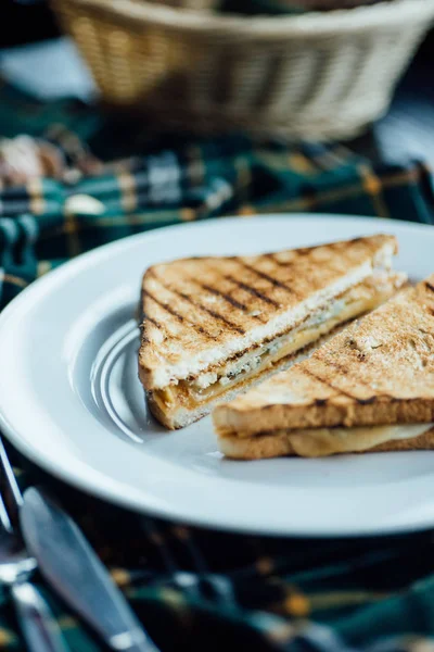 Sandwiches Triangulares Pan Tostado Con Lechuga Jamón Plato — Foto de Stock