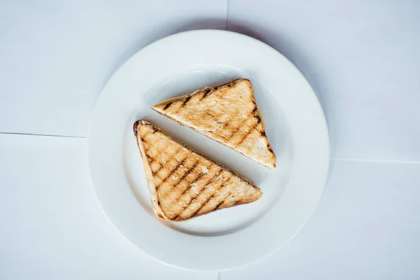Sandwiches Triangulares Pan Tostado Con Lechuga Jamón Plato — Foto de Stock