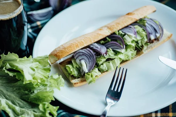 Sandwich Con Tomates Cebollas Queso Plato — Foto de Stock