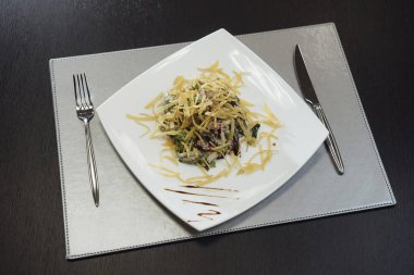 masada bir plaka üzerinde Maultaschen ve yeşillikler