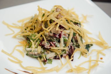 masada bir plaka üzerinde Maultaschen ve yeşillikler