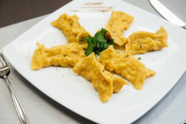 masada bir plaka üzerinde Maultaschen ve yeşillikler