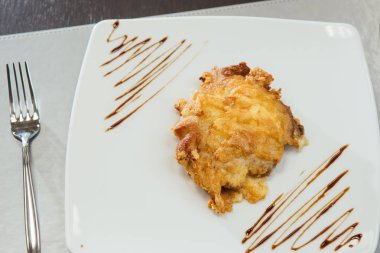 Masada beyaz bir plaka üzerinde meyilli et