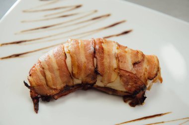 Masada beyaz bir plaka üzerinde kızarmış pastırma ile et