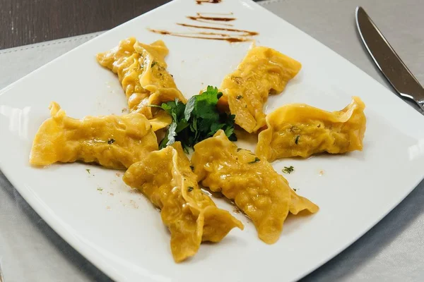 Maultaschen Verduras Plato Sobre Mesa —  Fotos de Stock