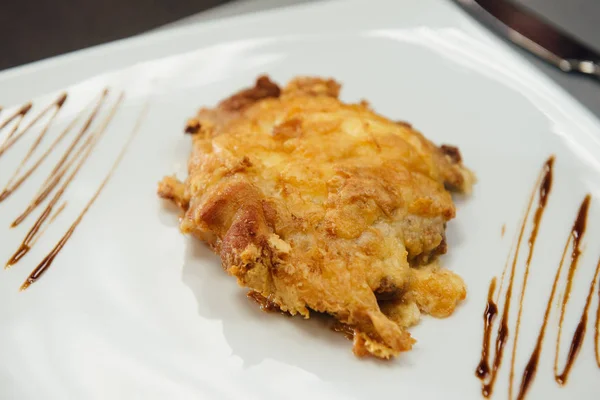 Carne Masa Plato Blanco Sobre Mesa — Foto de Stock