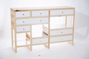 Beyaz arka planda çekmeceli el yapımı ahşap masa