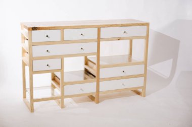 Beyaz arka planda çekmeceli el yapımı ahşap masa