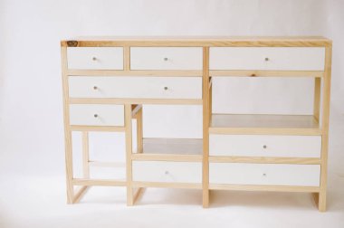 Beyaz arka planda çekmeceli el yapımı ahşap masa