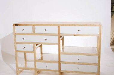 Beyaz arka planda çekmeceli el yapımı ahşap masa