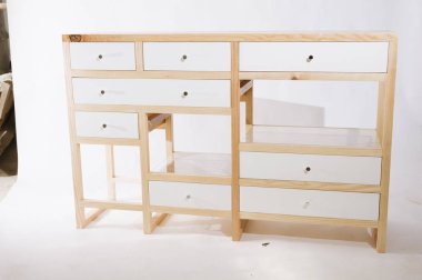 Beyaz arka planda çekmeceli el yapımı ahşap masa