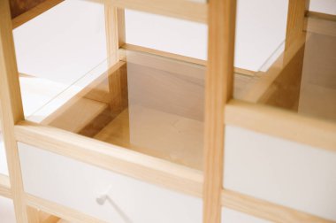 Beyaz arka planda çekmeceli el yapımı ahşap masa