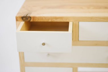 Beyaz arka planda çekmeceli el yapımı ahşap masa