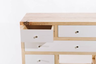 Beyaz arka planda çekmeceli el yapımı ahşap masa