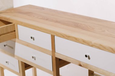 Beyaz arka planda çekmeceli el yapımı ahşap masa