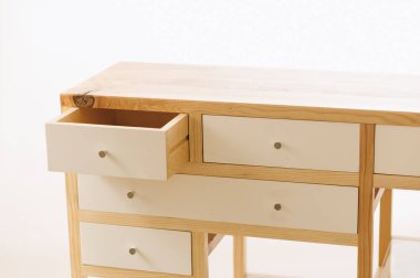 Beyaz arka planda çekmeceli el yapımı ahşap masa