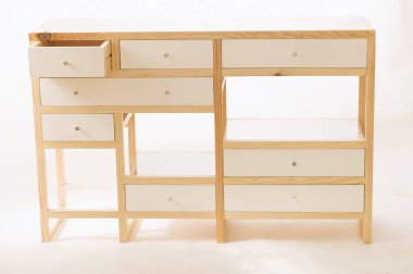 Beyaz arka planda çekmeceli el yapımı ahşap masa