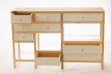 Beyaz arka planda çekmeceli el yapımı ahşap masa